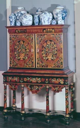 Skåp på stativ, 1685-1700 (valnöt med blommig intarsia av elfenben, ebenholts och andra träslag)